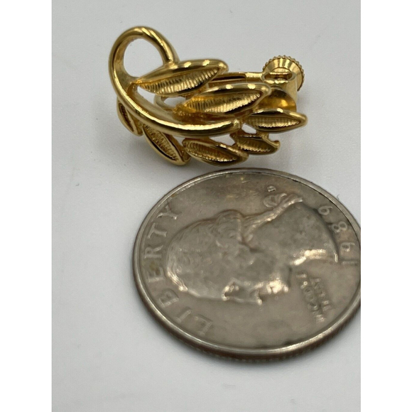 Vintage Signed Napier Gold Tone Screw Back Lever Leaf Earrings EUC - Picture 7 of 8
